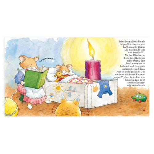 Eine illustrierte Maus liest einer jungen Maus im Bett bei Kerzenlicht vor, während Spielzeug und eine Katze in der Nähe sind.