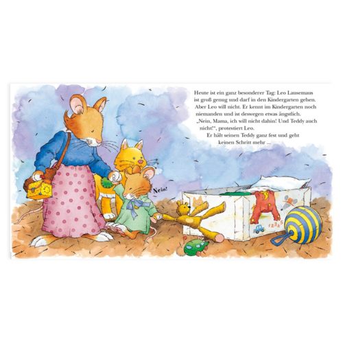 Illustration einer Mäusefamilie: eine Mutter mit ihren Kindern, eines hält einen Teddybär, im Hintergrund ein Kindergarten.