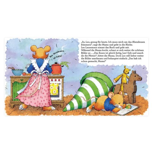Illustration einer Mäusemutter beim Putzen, während eine junge Maus und ein Plüschpferd Bilder anschauen. Deutscher Text links.