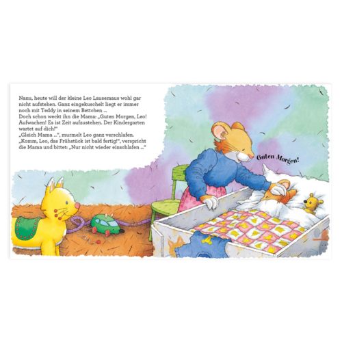 Eine Mäusemutter weckt ihr Kind im Bett, daneben stehen ein Plüschbär und eine Plüschente, links ist ein deutscher Text zu sehen.