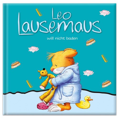Illustriertes Cover von „Leo Lausemaus will nicht baden“ mit einer Maus im Bademantel, die ein Spielzeug hält.