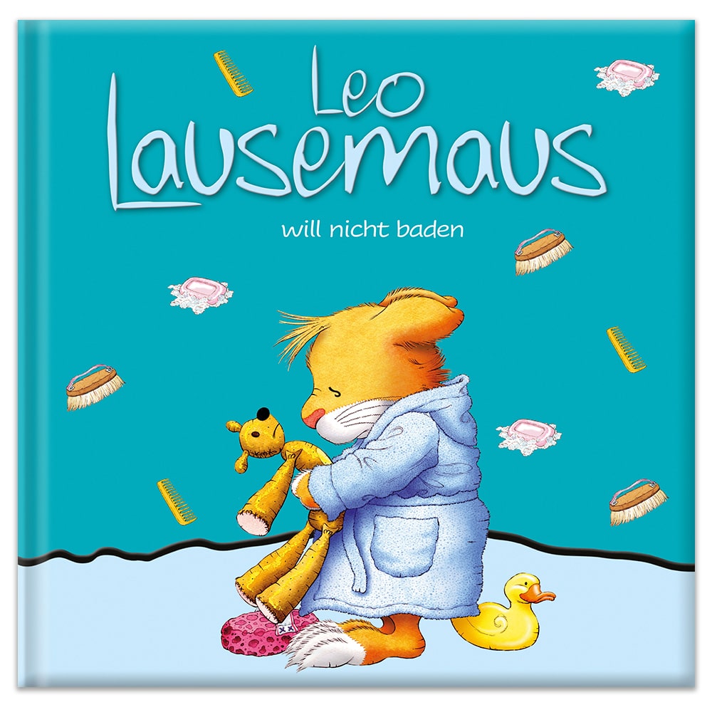Illustriertes Cover von „Leo Lausemaus will nicht baden“ mit einer Maus im Bademantel, die ein Spielzeug hält.