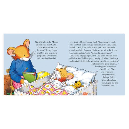 Zwei Mäuse lesen eine Gutenachtgeschichte. Eine sitzt mit einem Buch da, die andere liegt mit einem Teddybären im Bett.