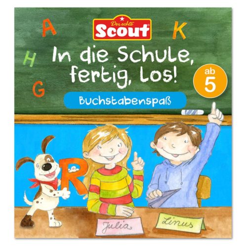 Zwei Kinder und ein Hund vor einer Tafel, halten Buchstaben in den Händen und schreiben den Text: „In die Schule, fertig, los!“