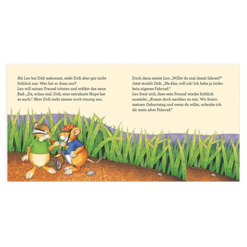 Illustrierte Geschichtenseite mit zwei Tieren, einem Kaninchen und einer Maus, die sich neben einem Pfad mit hohem Gras unterhalten.