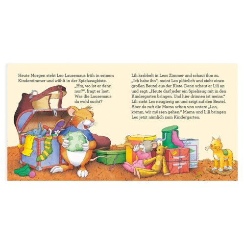 Eine Maus und eine Katze packen Spielzeug und Kleidung in eine große braune Tasche in einem Kinderzimmer. Deutscher Text auf der rechten Seite.