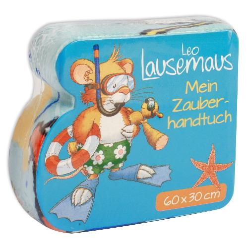 Eine Cartoon-Maus im Schnorchelanzug auf einem Handtuchpaket, aufgeschrieben mit „Leo Lausemaus: Mein Zauberhandtuch“, 60x30 cm.