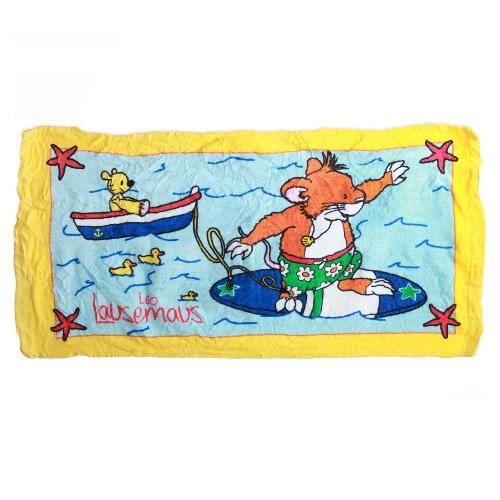 Cartoon-Maus surft mit Ente in einem Boot, umgeben von Wellen und Sternen auf einem bunten Handtuch.