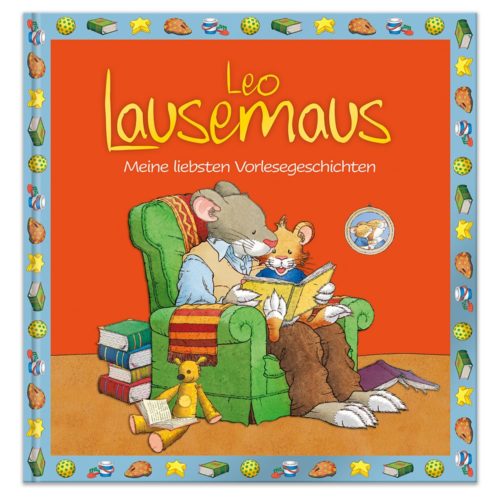 Illustrierte Maus, die einem Mauskind in einem bequemen Sessel, umgeben von Spielsachen und Büchern, ein Buch vorliest.
