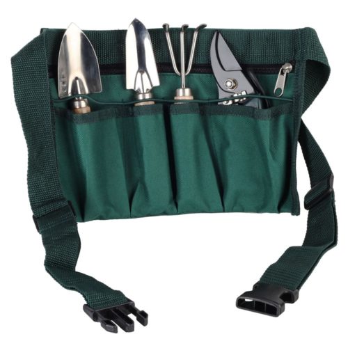 Grüner Gartengerätegürtel mit Kellen, Gartenscheren und einem kleinen Rechen in den Taschen auf weißem Hintergrund.