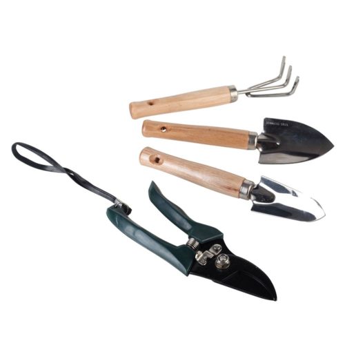 Gartengeräte-Set mit Gartenschere, Kelle, Pflanzmaschine und Handharke auf weißem Hintergrund.