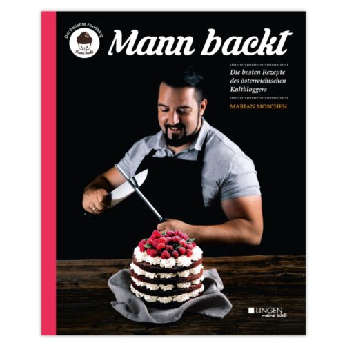 Mann verziert eine Schichttorte mit Beeren auf einem Buchcover mit dem Titel „Mann backt“ von Marian Moschen.