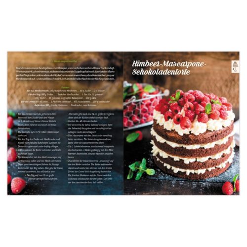 Rezeptbuch-Doppelseite mit einer Schokoladenschichttorte mit Himbeeren und Sahne auf der rechten Seite.