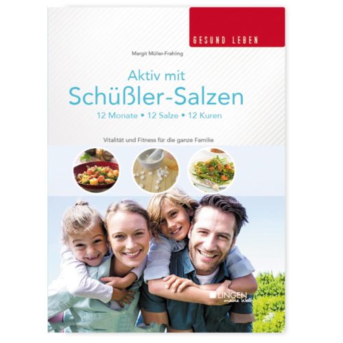 Familie lächelt draußen