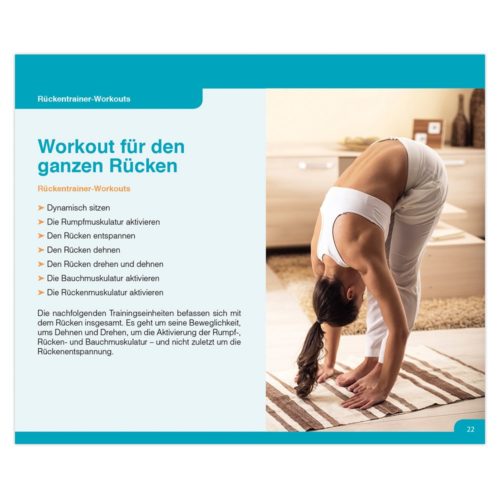Eine Person macht in einem hellen Raum auf einer gestreiften Matte eine Vorwärtsbeuge. Es werden deutsche Trainingsanweisungen angezeigt.