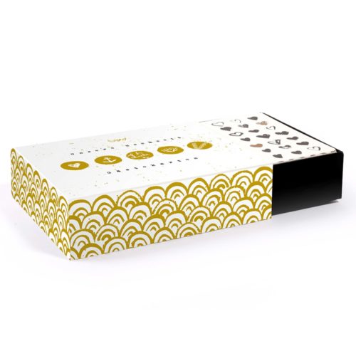 Elegante rechteckige Box in Weiß und Gold mit Musterdesign und Symbolen auf dem Deckel.