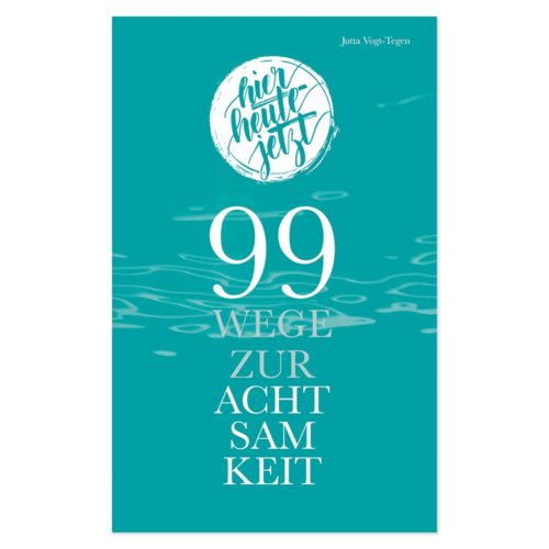 Blaugrüner Bucheinband mit weißem Text: „99 Wege zur Achtsamkeit“ und einem kreisförmigen Logo mit „hier heute jetzt“.
