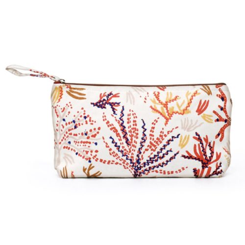Eine weiße Tasche mit Reißverschluss, buntem Blumenmuster und einer Handschlaufe.