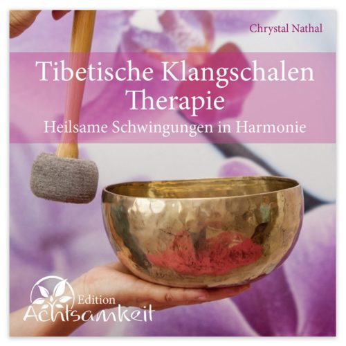 Eine Hand hält eine tibetische Klangschale mit einem Schlägel daneben. Der Text lautet „Tibetische Klangschalen-Therapie“.