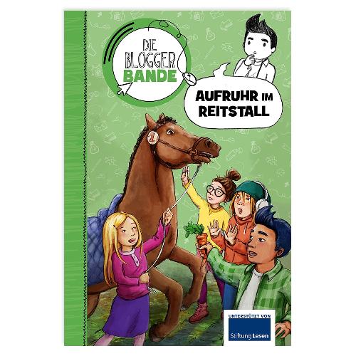 Kinder interagieren mit einem Pferd auf einem grünen Buchcover mit dem Titel „Die Blogger Bande: Aufruhr im Reitstall.“