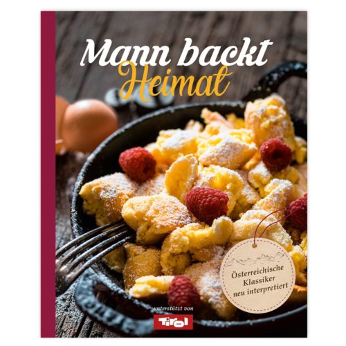 Kochbuchcover mit einer Pfanne Kaiserschmarrn mit Himbeeren und Puderzucker. Titel: „Mann backt Heimat.“