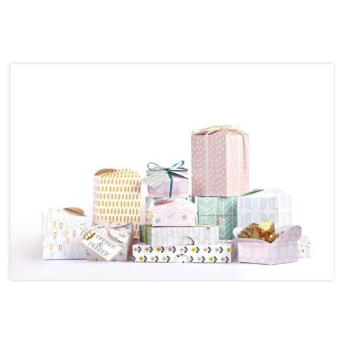 Ein Stapel bunter, gemusterter Geschenkboxen mit Bändern und Schleifen.