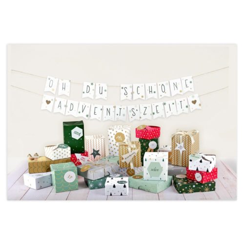Adventsdekoration mit dekorierten Geschenkboxen und einer festlichen Girlande im Hintergrund.