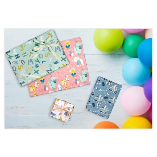 Geschenkverpackte Geschenke mit bunten Mustern und Luftballons auf einem hellen Holzboden.