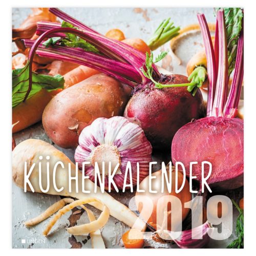 Verschiedene Wurzelgemüse auf rustikalem Untergrund mit dem Text „Küchenkalender 2019“.