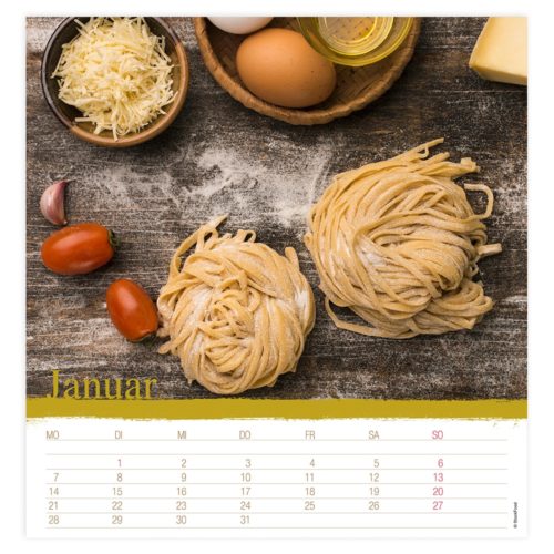 Kalenderseite mit Nudeln, Eiern, Käse, Tomaten und einem Holzhintergrund. Januar ist hervorgehoben.
