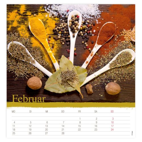 Februarkalender mit Gewürzen und Kräutern auf weißen Löffeln, Nüssen und Lorbeerblättern.