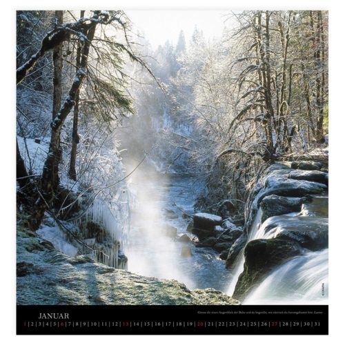 Verschneite Waldszene mit einem Fluss und einem eisigen Wasserfall, aufgenommen im Januar.