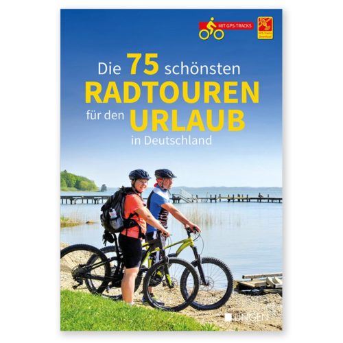 Zwei Radfahrer mit Fahrrädern stehen an einem See mit Steg unter blauem Himmel. Deutscher Text über Radtouren in Deutschland.