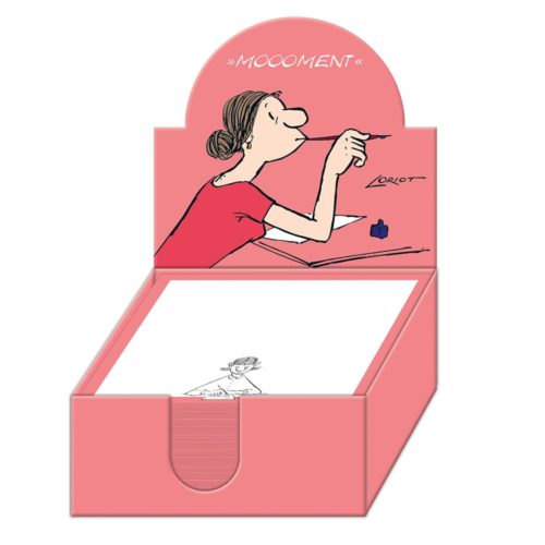 Cartoon-Frau mit Stift am Schreibtisch auf bedrucktem Briefpapier in einer rosa Schachtel mit der Aufschrift „Moooment“.