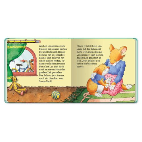 Illustration einer Mäusefamilie in einem gemütlichen Zuhause mit einem deutschen Text, der ihren Tag und ihr Wohlbefinden beschreibt.