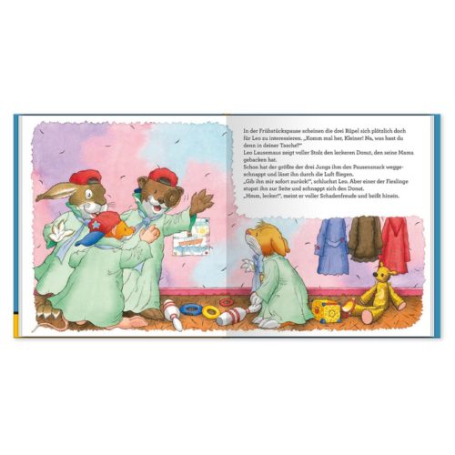 Illustration von als Kinder verkleideten Tieren in einem farbenfrohen Raum, mit einem Kaninchengemälde an der Wand.