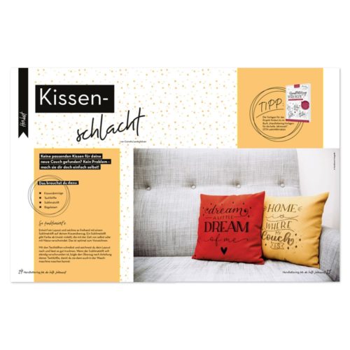Zeitschriftenseite mit gelben und roten Kissen auf einem grauen Sofa, mit Text zu Dekorationstipps.