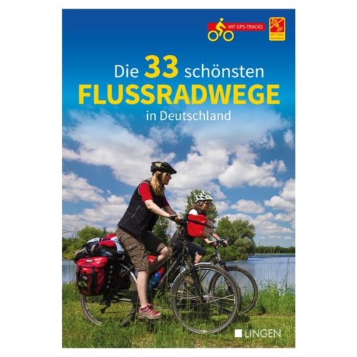 Zwei Radfahrer fahren an einem Flussweg in Deutschland entlang, umgeben von Grün unter einem blauen Himmel.