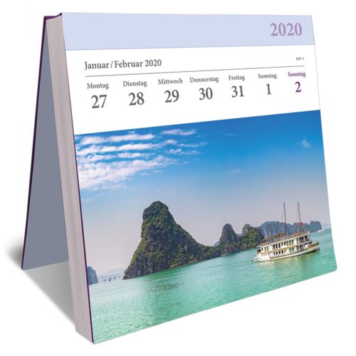 Tischkalender für Januar/Februar 2020 mit einem malerischen Bild eines Bootes auf türkisfarbenem Wasser und felsigen Inseln.
