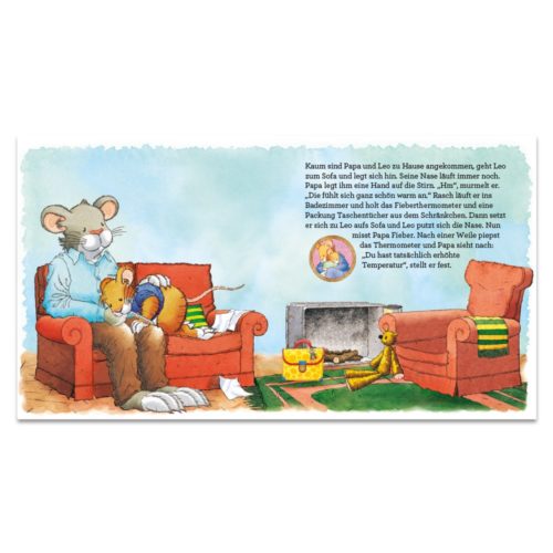 Illustrierte Mäuse, die mit einer Decke auf einem Sofa sitzen und neben einem warmen Feuer ein Buch lesen, und auf dem Boden liegt ein Spielzeug.