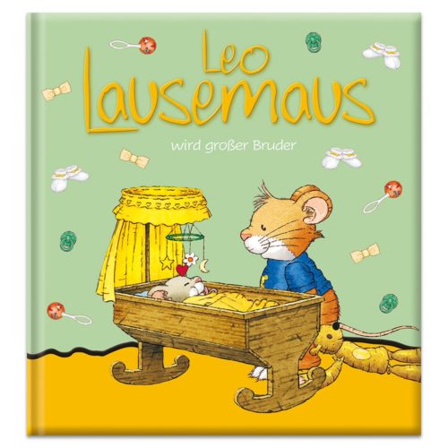 Cartoon-Maus in Blau mit einer Wiege, umgeben von Babyartikeln. Deutscher Text: „Leo Lausemaus wird großer Bruder.“
