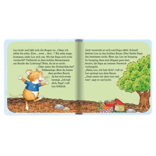Illustrierte Buchseite mit zählender Maus, Picknickkorb und Bäumen im Hintergrund. Text ist in Deutsch.