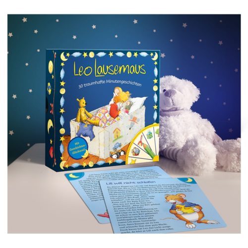 Kinderbuch „Leo Lausemaus“ neben Teddybär und Karten, mit Sternenhintergrund.