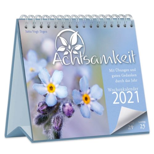 Ein Wochen-Tischkalender für 2021 mit blauen Blumen und dem Wort „Achtsamkeit“ auf dem Cover.