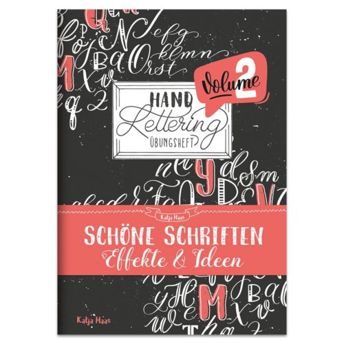 Cover des „Hand Lettering Übungsheft Band 2“ mit dekorativem Text und rotem Banner.