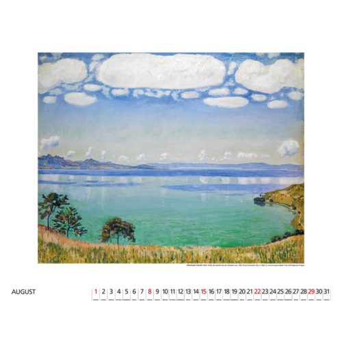 Gemälde eines ruhigen Sees mit bewölktem Himmel, umgeben von Hügeln und Bäumen. Unten der Kalendermonat August.