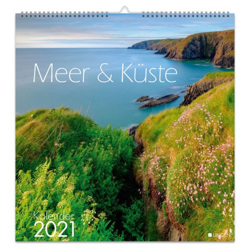 Ein Kalendercover für 2021, das eine Küstenlandschaft mit grünen Klippen und einem blauen Meer unter einem bewölkten Himmel zeigt.