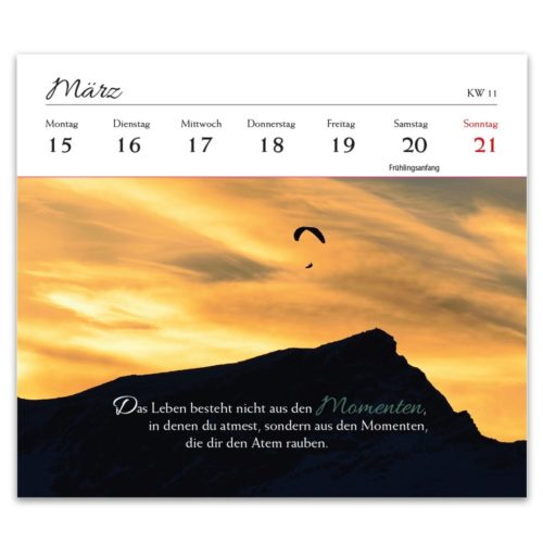 Silhouette eines Gleitschirmfliegers über einem Berg bei Sonnenuntergang mit einem deutschen Kalender für März 2021.