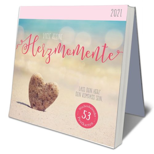 Herzförmiger Felsen am Sandstrand mit deutschem Kalendertext „Herzmomente 2021“.