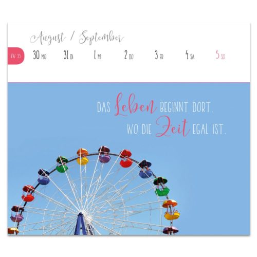 Riesenrad vor blauem Himmel mit deutschem Kalender und Zitat über Leben und Zeit.